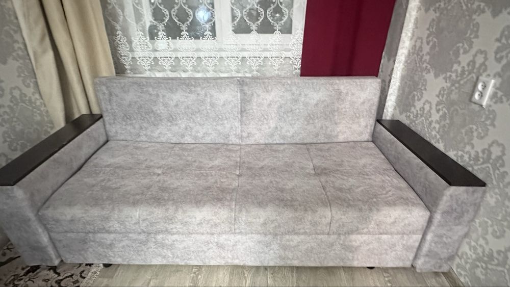 Диван,стол, прихожую