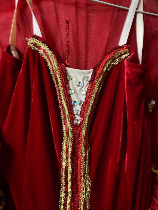 Tutu profesional de balet rosu,cu paiete si detalii aurii