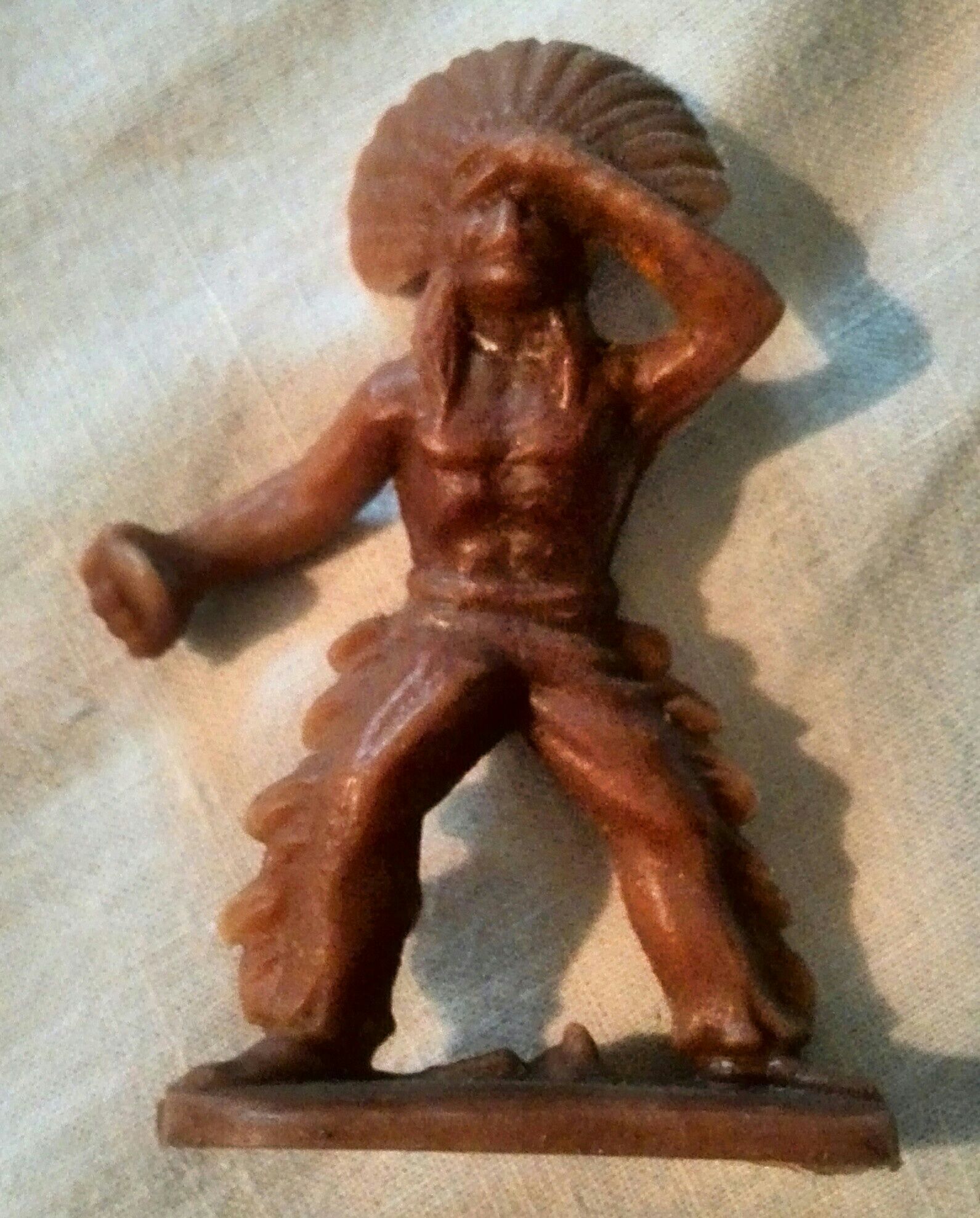 Vând sau schimb figurină românească din plastic.