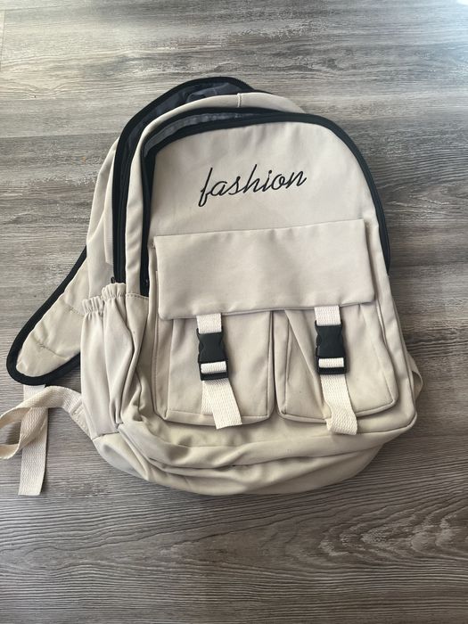 Бяла раница подходяща за училище и не само