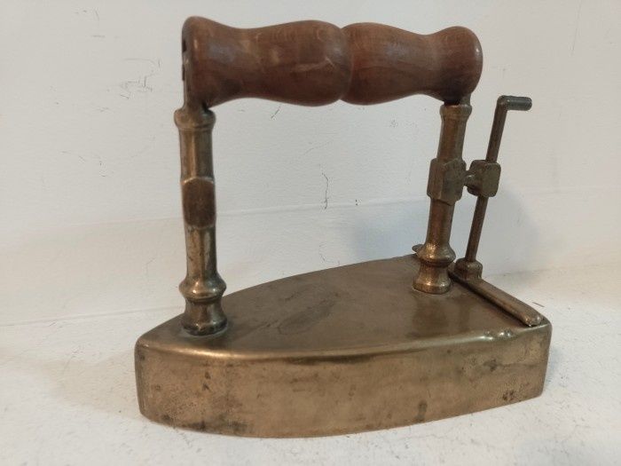 Deosebit obiect de decor,Călcător din bronz masiv ,piesa colecție și d