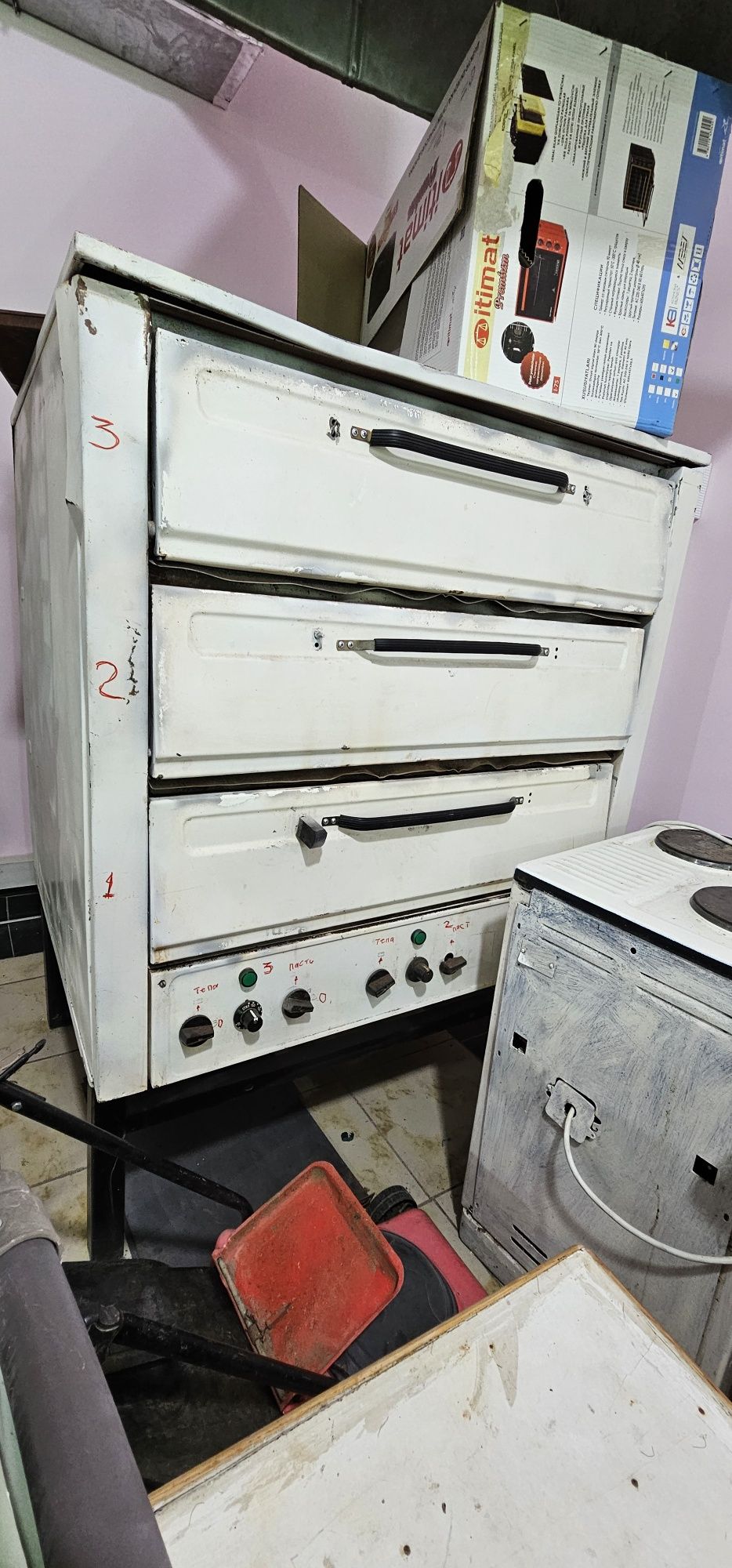 Продаются электропечи две большие трехсекционные для выпеч