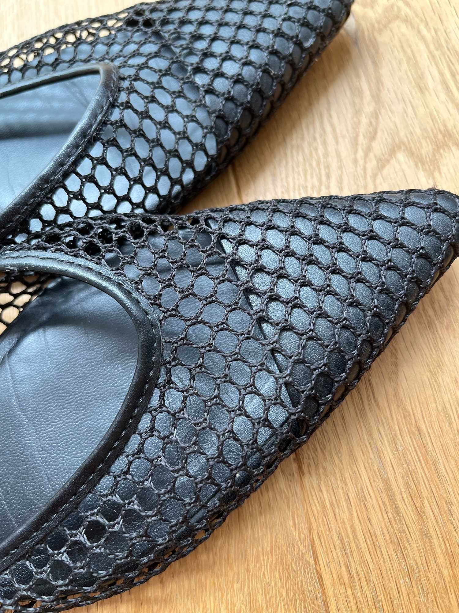 НАМАЛЕНИ - Черни летни обувки Zara с отворена пета - 38 номер