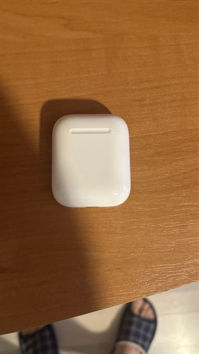 Airpods 1. Кейс и левый наушник, правого нет