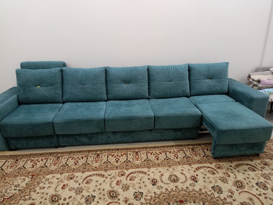 Продаём диван 4 метра. Торг имеется.