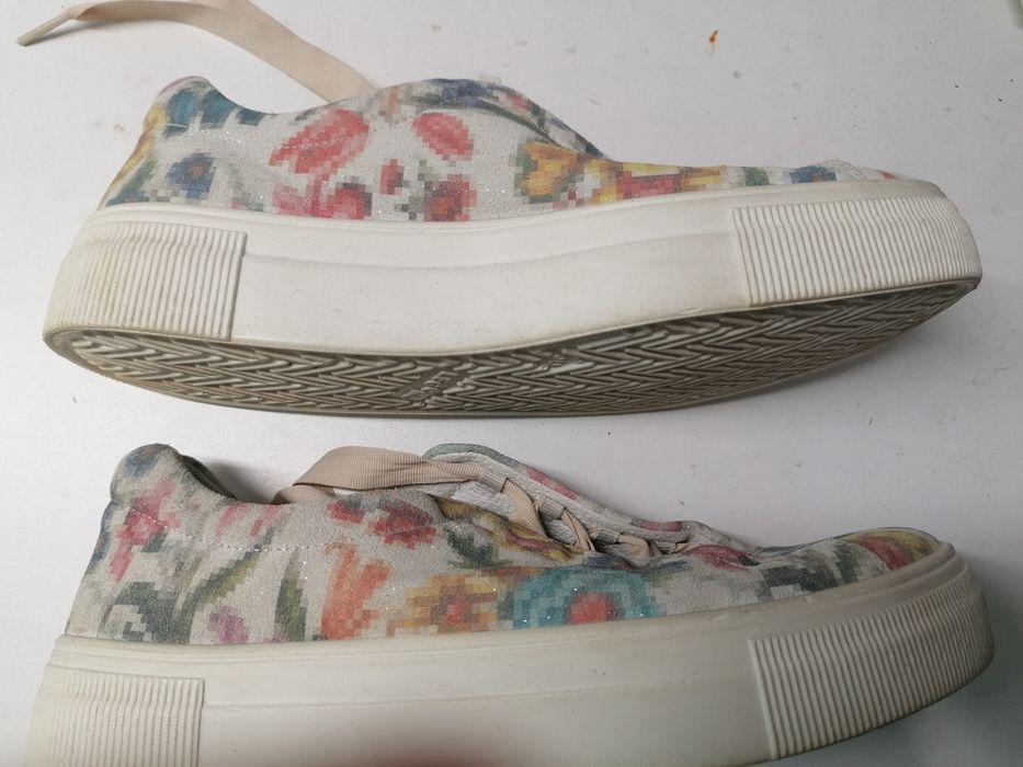 Vând pantofi sport pt femei