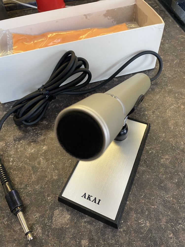 Продавам микрофон Akai ADM-80