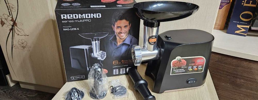 Мясорубка электрическая Redmond RMG-1223