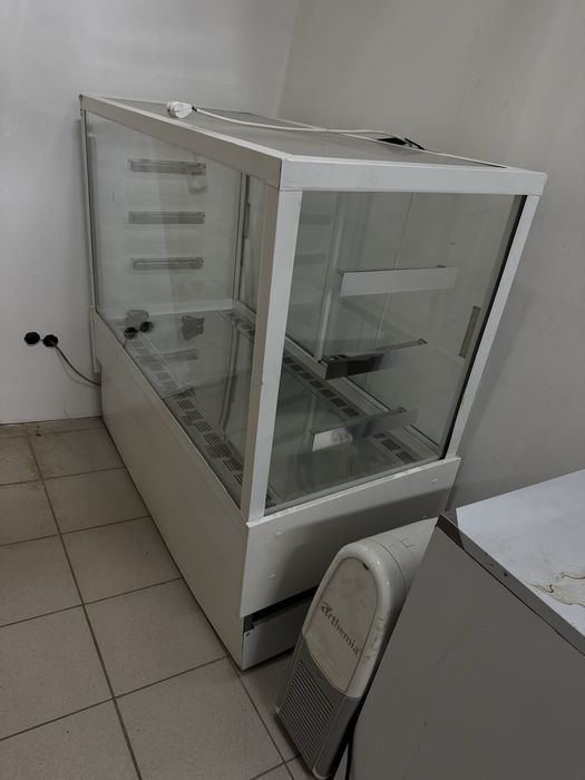 Кондитерская холодильная витрина