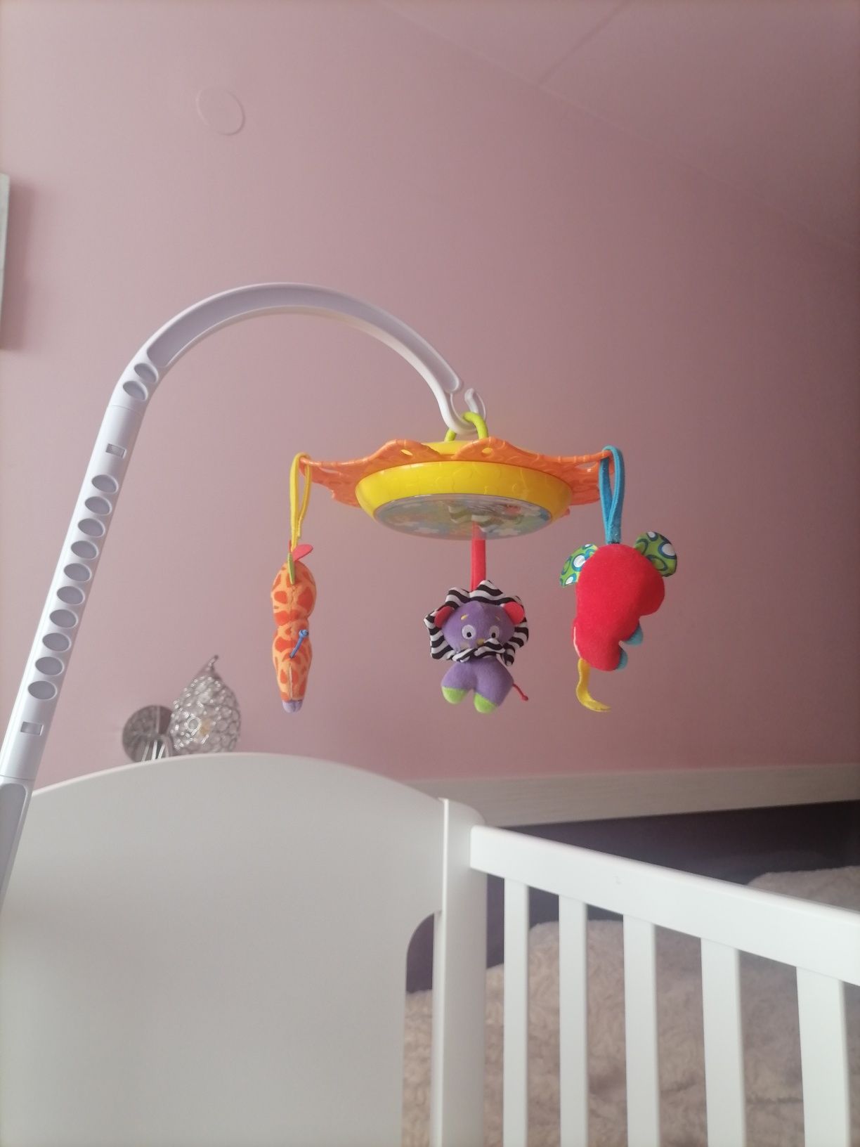 Музикална въртележка за бебешко креватче