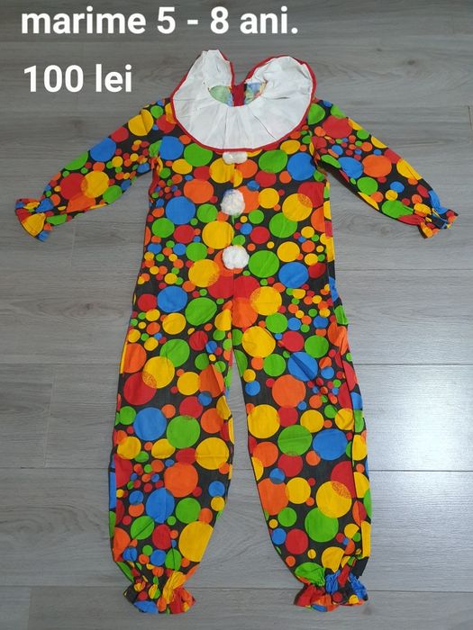 Costume de polițist,  clovn și schelet