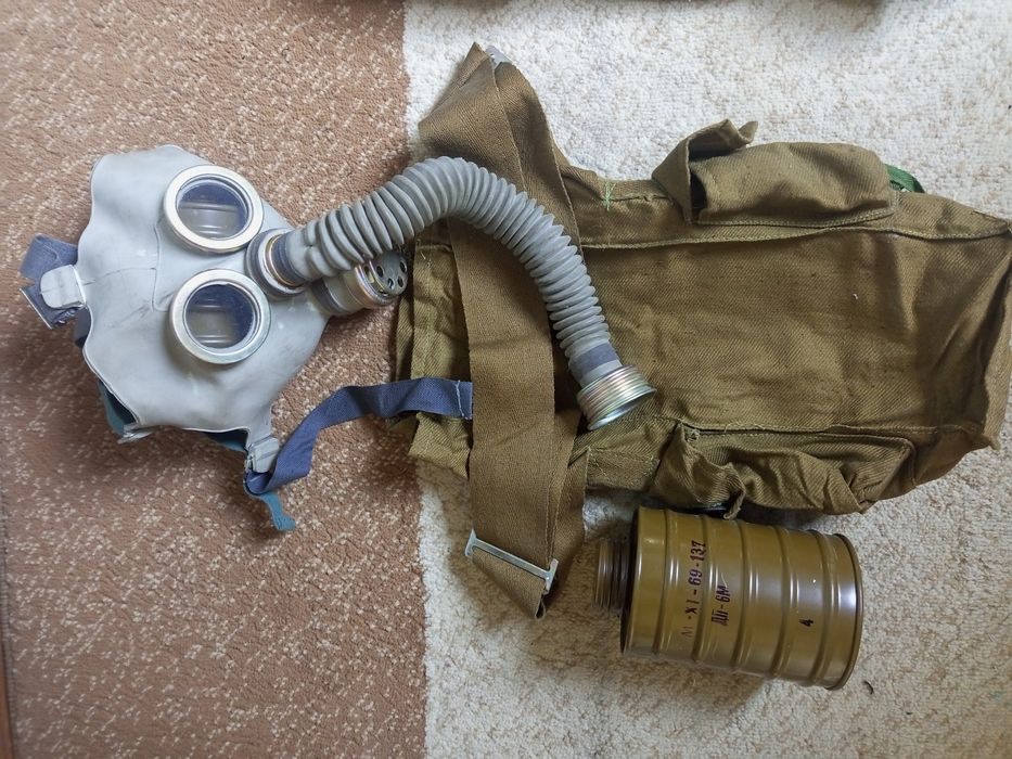 Продам противогаз ,аптечки
