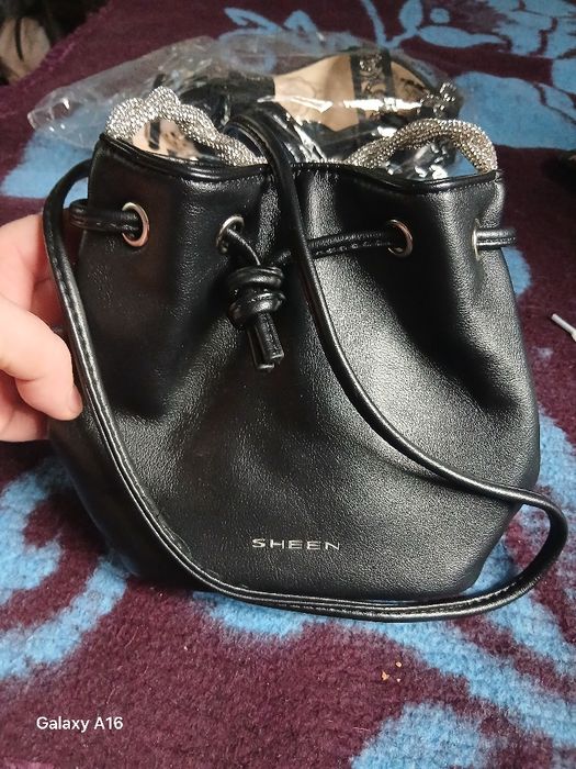 Posetuta eleganta neagra din piele