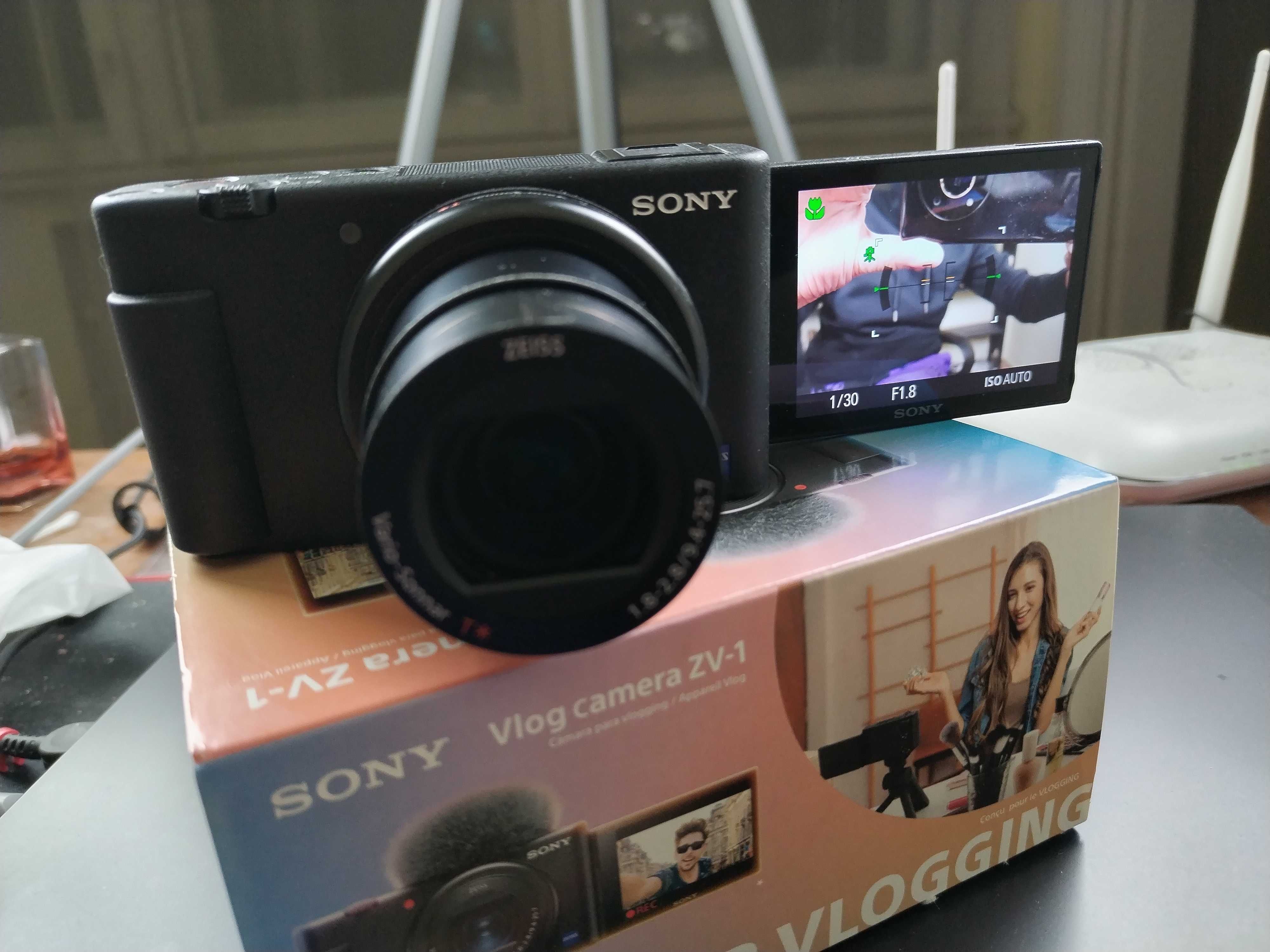 SONY ZV 1 Camera Vlogging 4K cu Tripod si Card Memorie Kingston 128GB