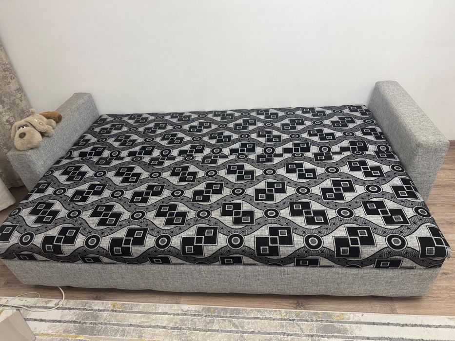 Продаю раскладной диван за 45000. Есть торг.