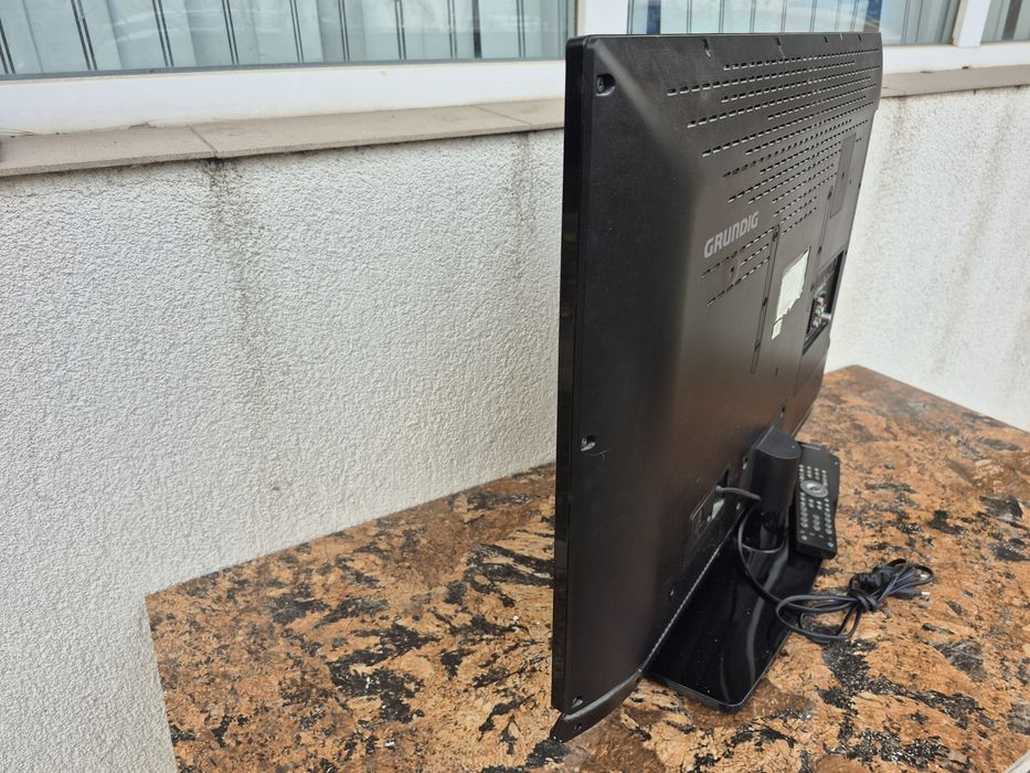 Vând televizor LCD marca Grunding model 32 inci 80cm cu telecomanda