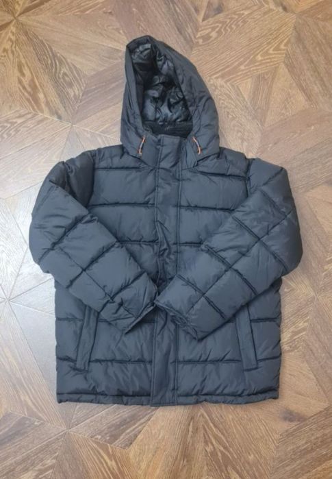 Плотная,ветрозащитная куртка с капюшоном