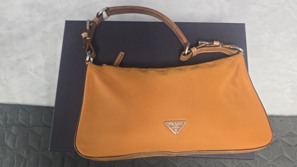 Geanta umar Prada Re-Edition 2000 cloth+piele,orange,impecabila,cutie.