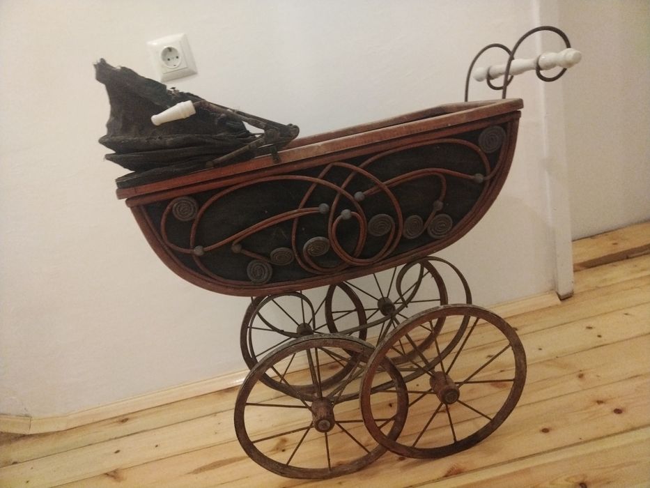 Винтидж ретро количка за кукли Викториански стил 
Викториански стил
Ръ