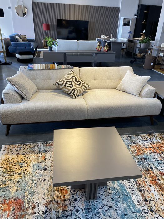 Продавам нов бял диван