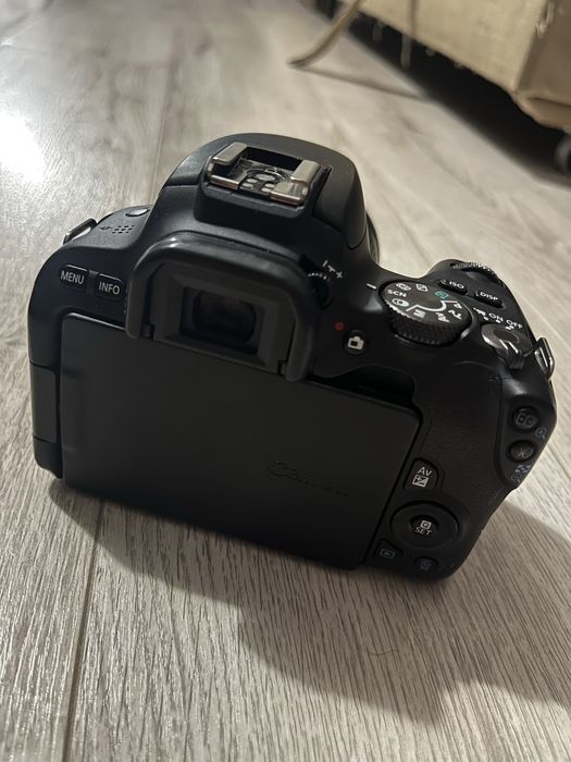 Aparat Cannon 200D + Obiectiv Sigma 18-35 mm f1.8