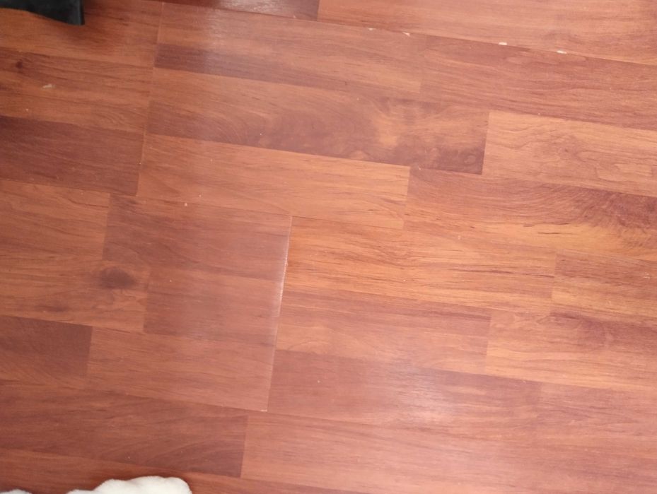 Ламинат б/у в хорошем состоянии, 75 КВ м, бесплатно