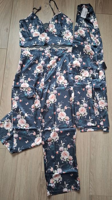Pijama satin formata din top,pantaloni si halat.