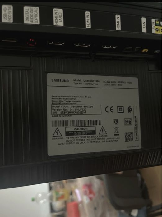 Televizor Samsung 4K Ultra HD 7seria cu suport de perete