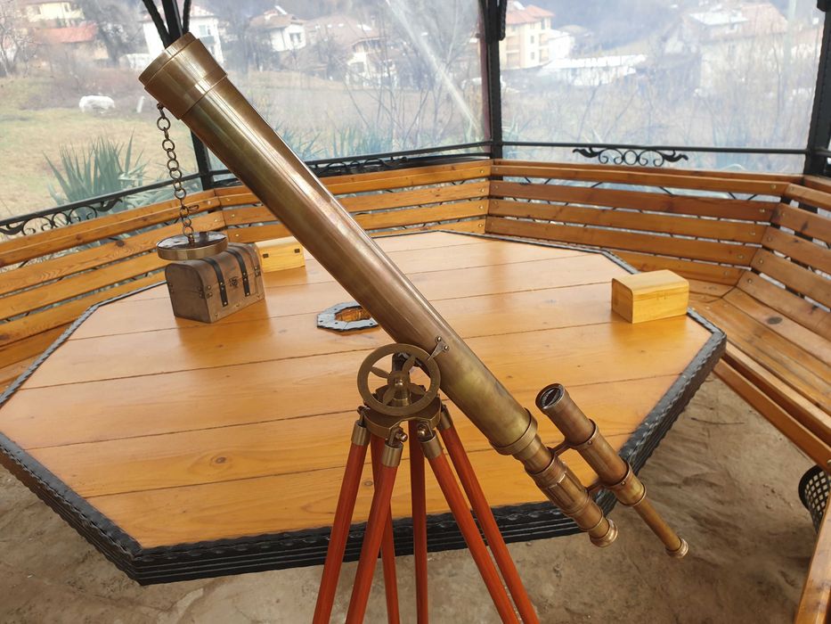 Телескоп, далекоглед от бронз на тринога с античен дизайн.