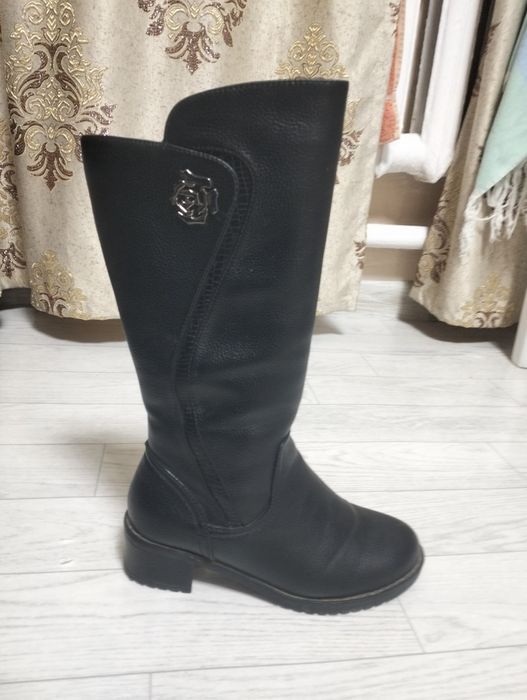 Сапоги жен. Размер 37,цвет черный  причина продажи размер не соответст