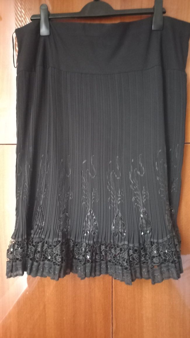 Нарядная юбка чёрного цвета на эластичном поясе, практически не носила