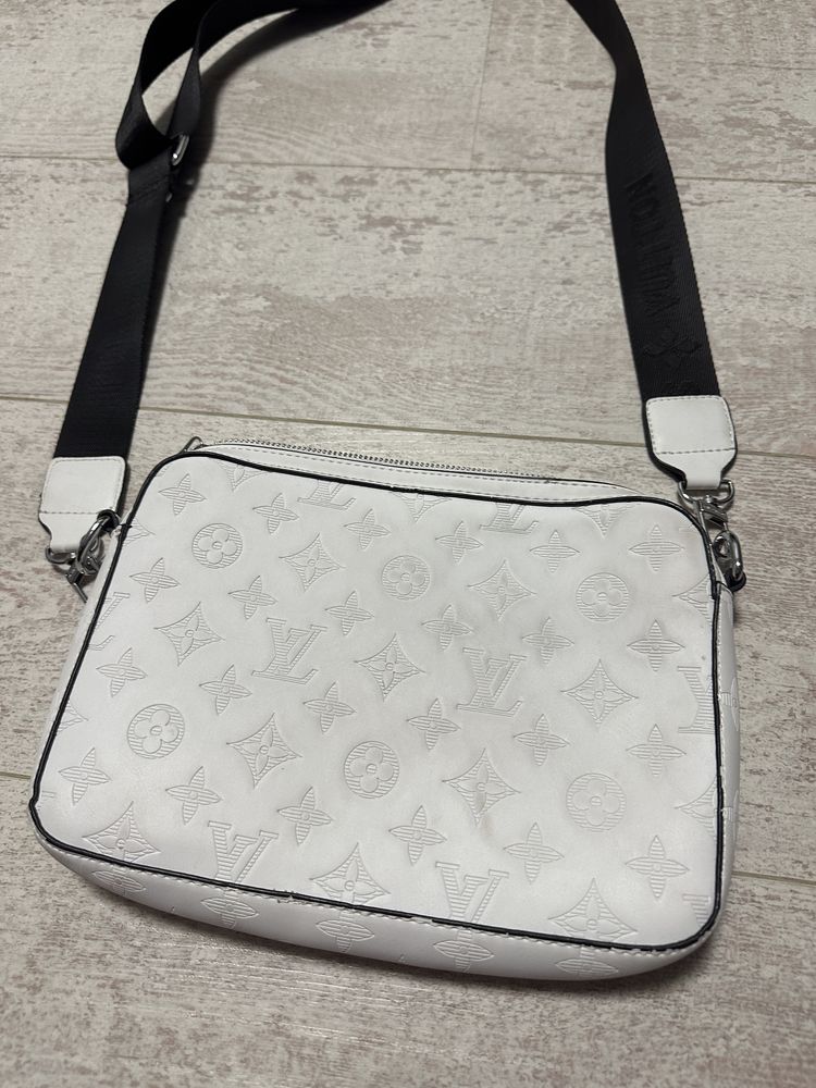 Преносима бяла чанта на Louis Vuitton с колан по желание