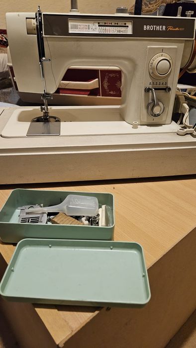 Vând mașină de cusut Brother Pacesseter 607