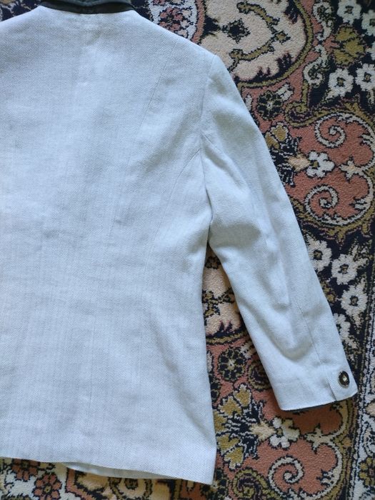 L. Sacou damă cu motive populare germane.