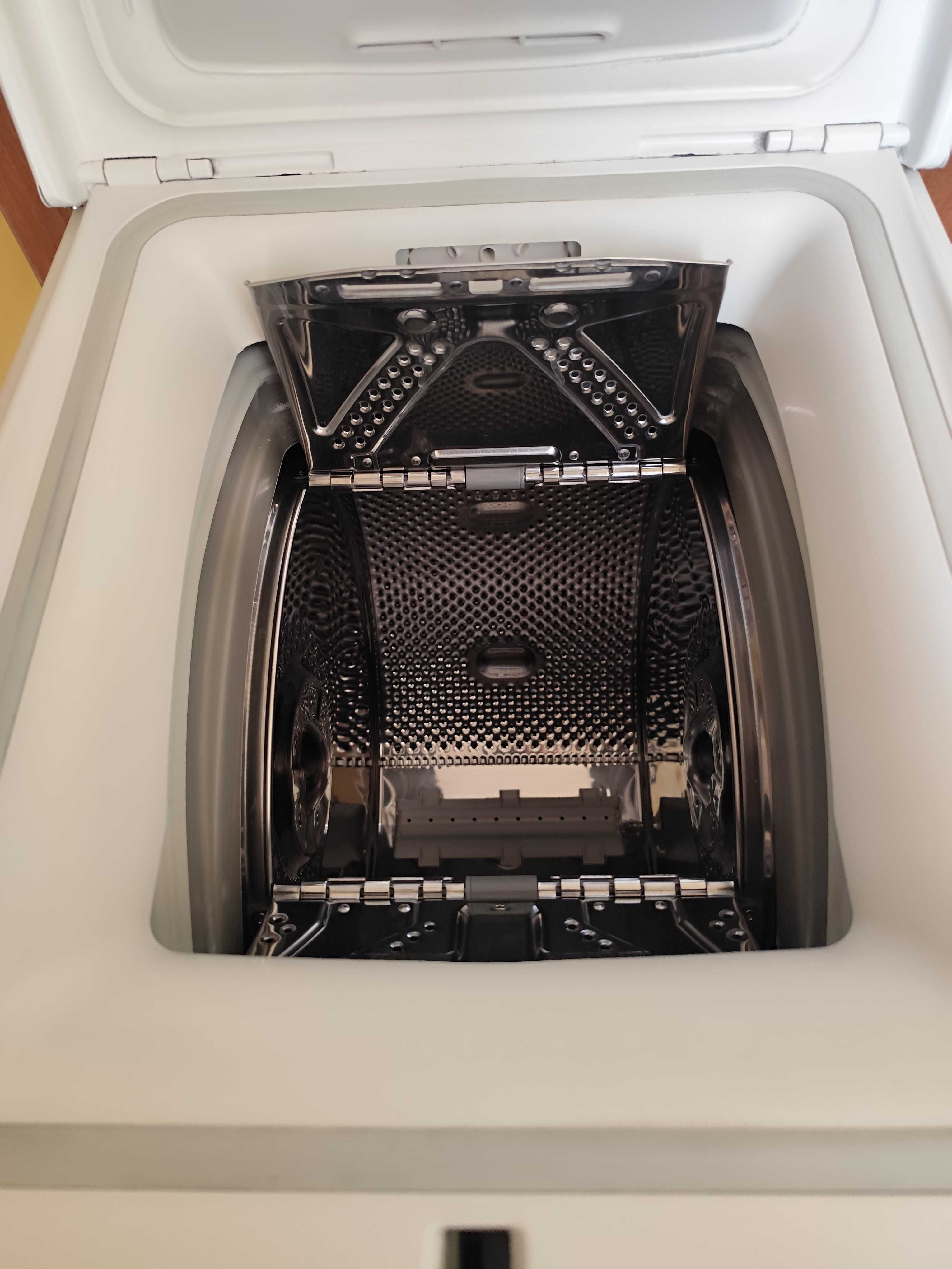 Пералня с горно зареждане Whirlpool.