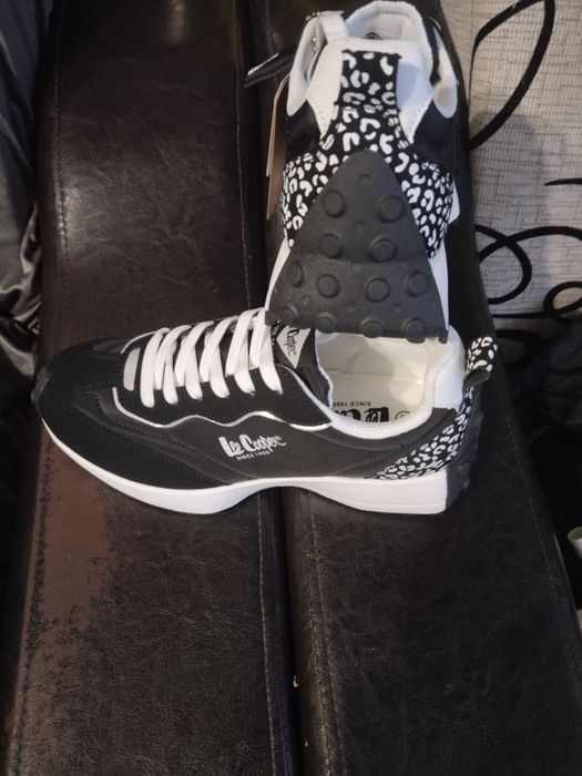 Vând adidași Lee Cooper