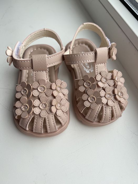 Продам новые детские сандалии