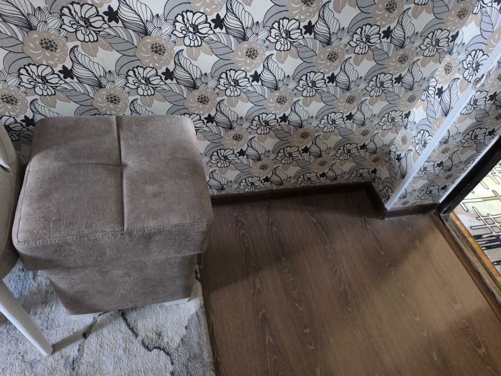 Продаю кухонный комплект диваны и пуфики