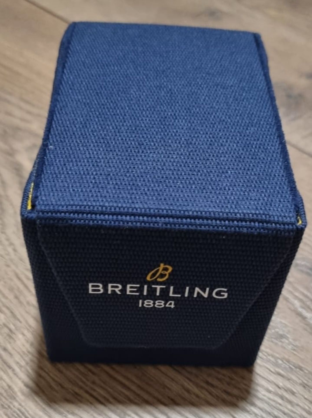 Cutie Breitling compacta de travel cu etui, bănuț și carticica.
