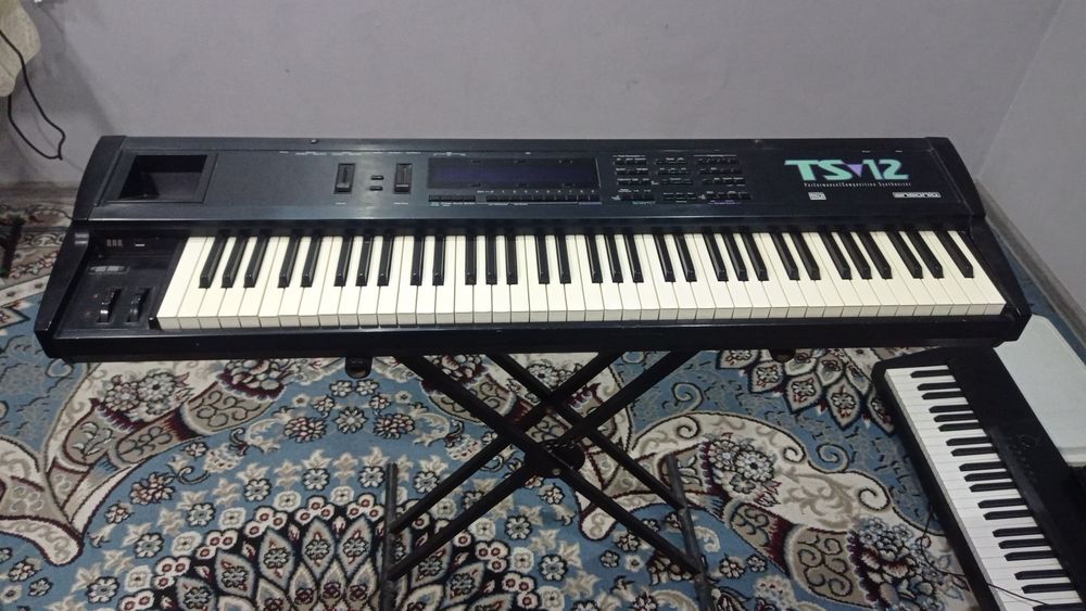 Ensoniq Тс 12 сотилади энсоник TS 12 Sotiladi