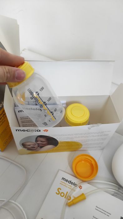 MEDELA Единична двуфазна електрическа помпа с две чисто нови шишета и