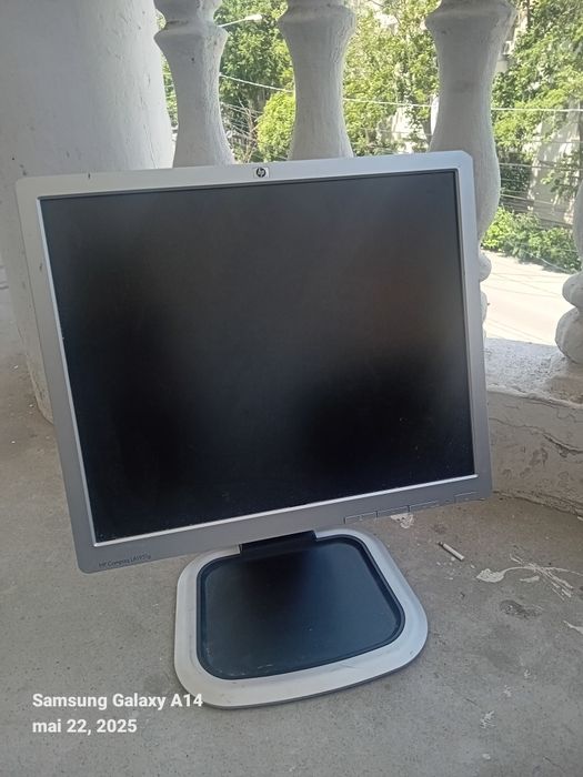 Monitor eLg și calculatorul