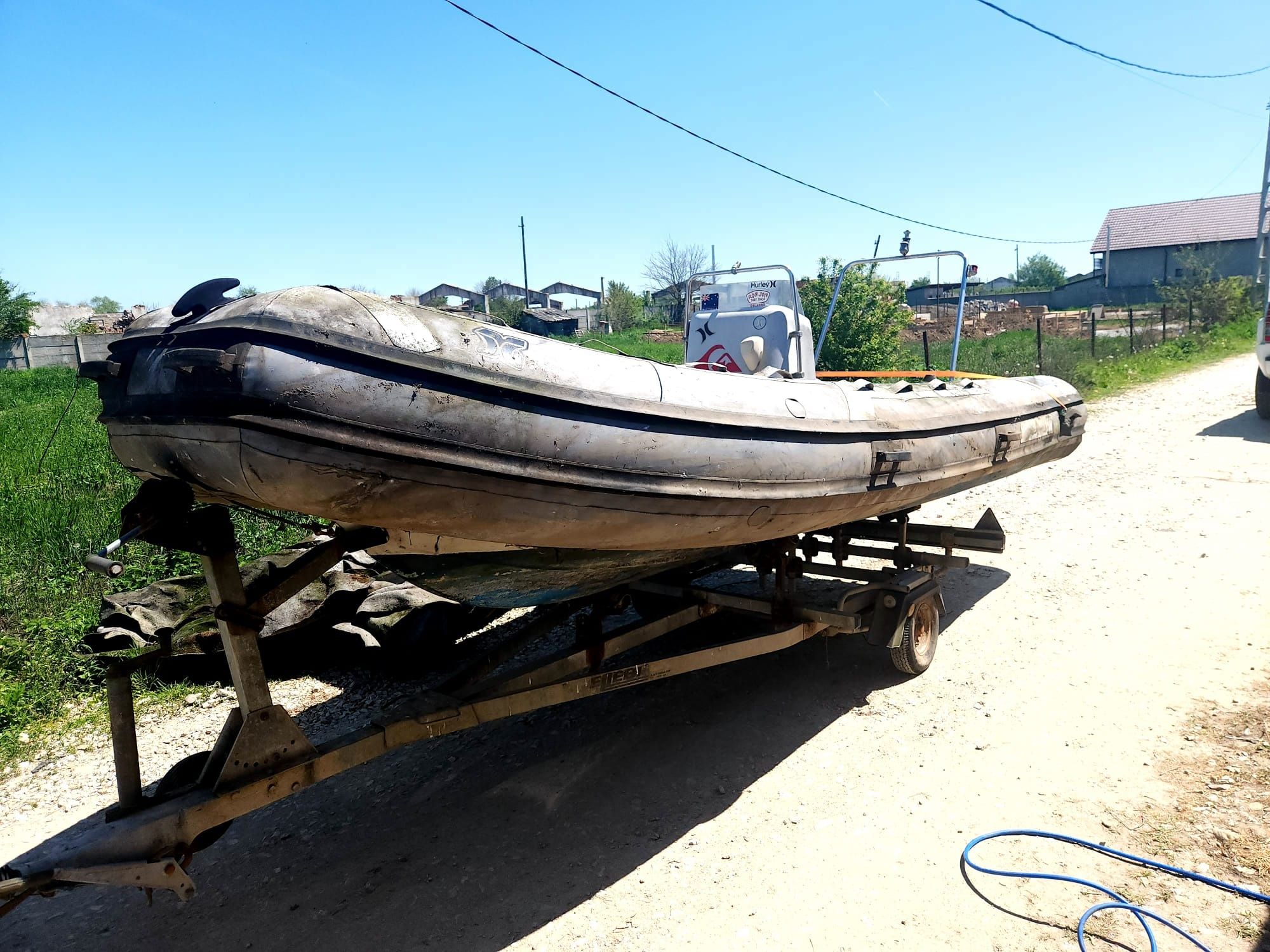 Barcii cu peridot și motor