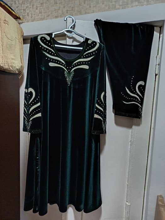 Продаются платья. Куйлаклар сотилади.