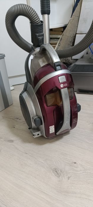 Пылесос LG в рабочем состоянии