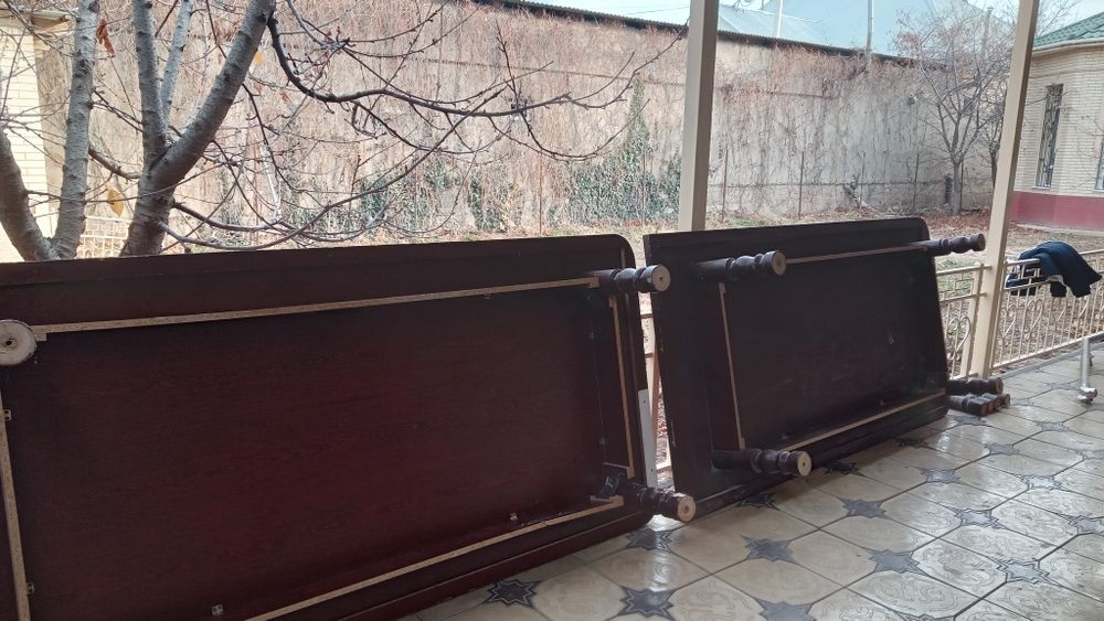 Стол деревянный.