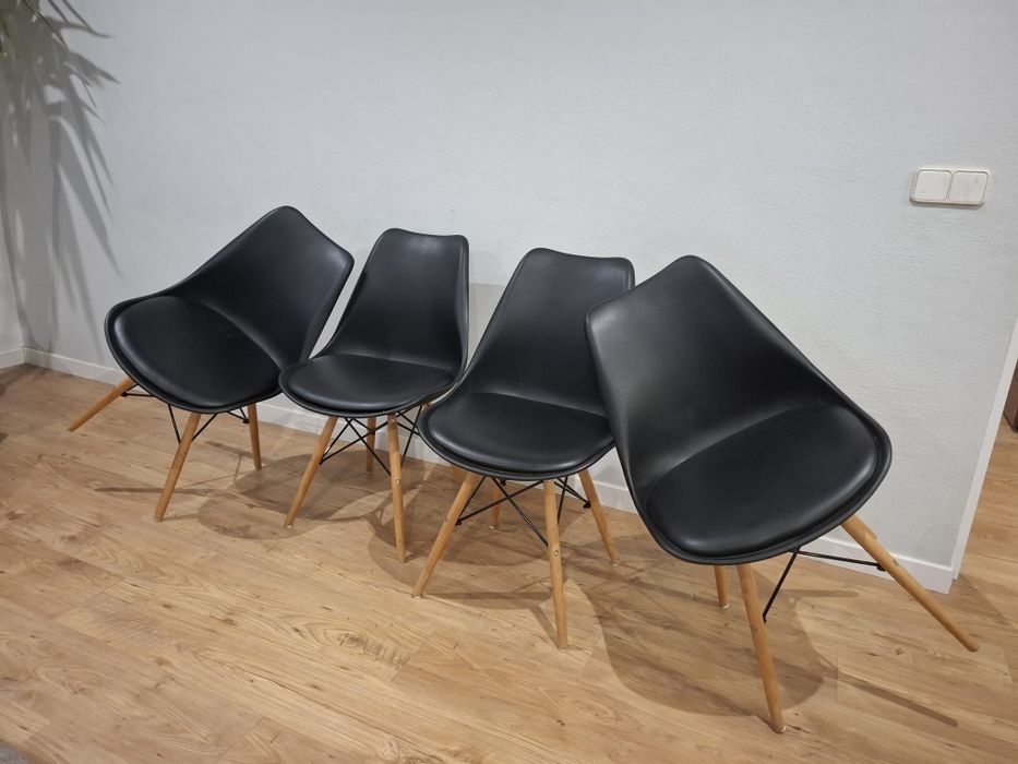 Scaune de plastic cu sezut din piele ecologica si picioare de lemn