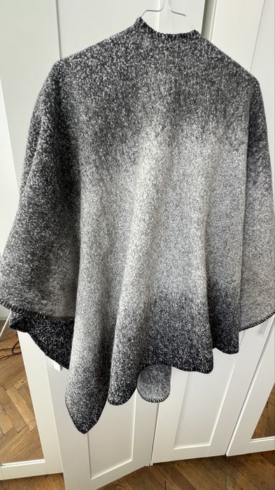 Пончо S.Oliver вълна,сиво бяло черен меланж с тиктак копче без следи