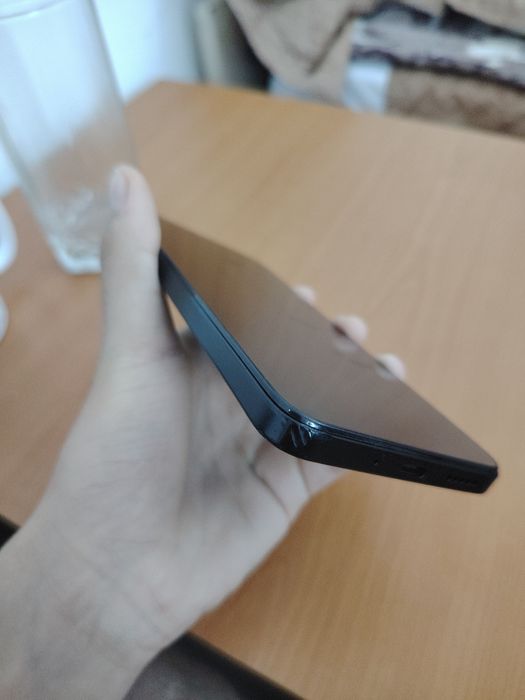 Redmi 14 c spart pe spate, dar în stare foarte bună de funcționare