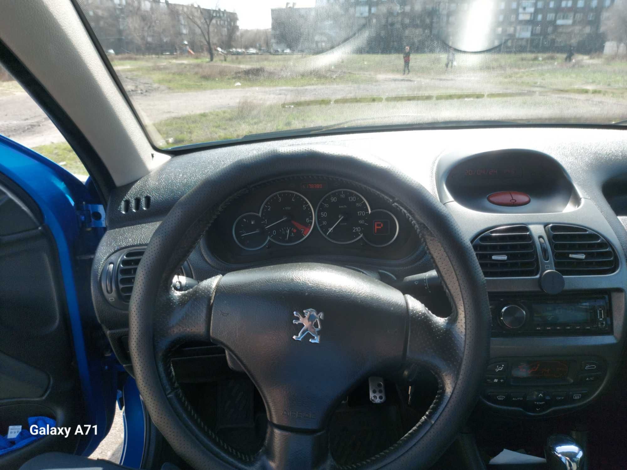 Продаю машинку Peugeot 206